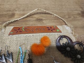 Pendientes hippies y expositor