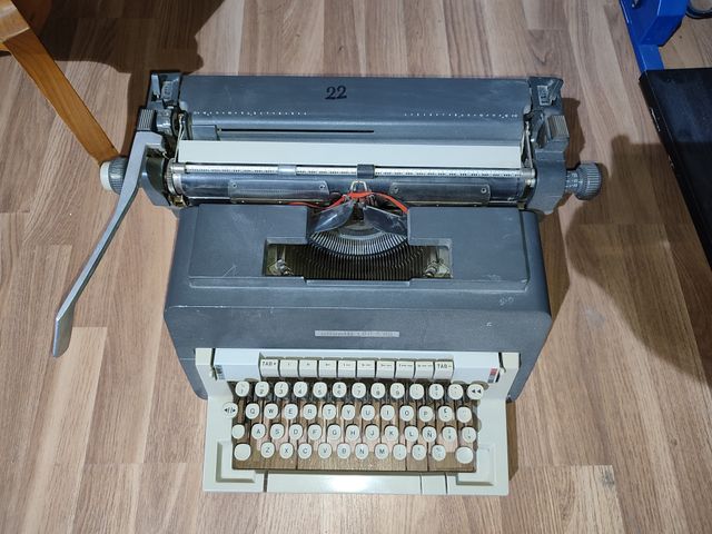 OLIVETTI LINEA 98 MAQUINA DE ESCRIBIR