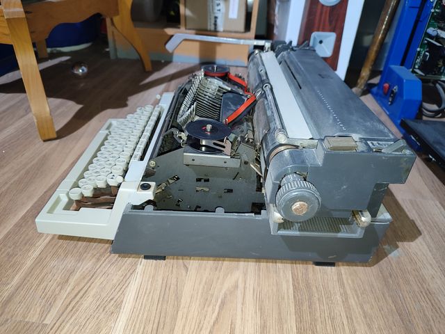 OLIVETTI LINEA 98 MAQUINA DE ESCRIBIR