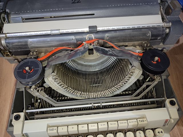 OLIVETTI LINEA 98 MAQUINA DE ESCRIBIR