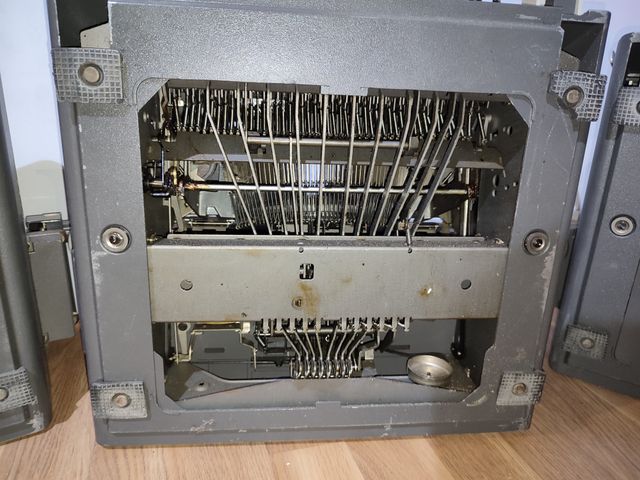 OLIVETTI LINEA 98 MAQUINA DE ESCRIBIR