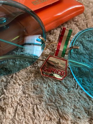 Occhiali vintage con lente tonda colorata