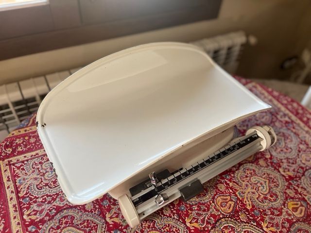 Báscula antigua pesa bebés