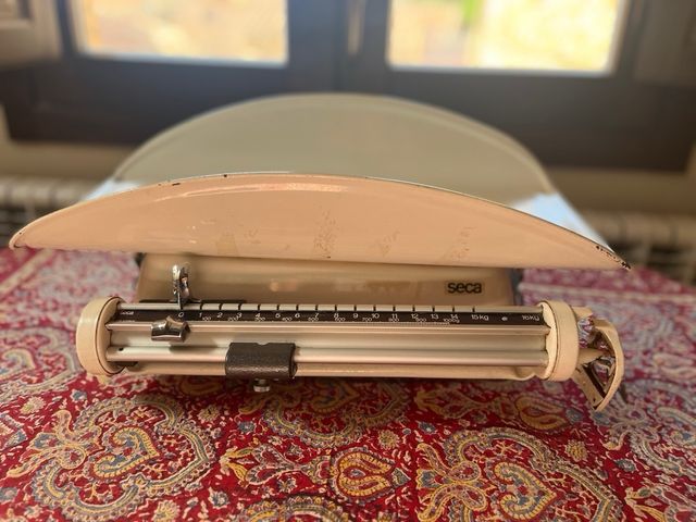 Báscula antigua pesa bebés