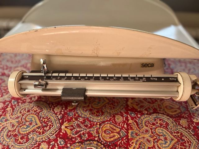 Báscula antigua pesa bebés