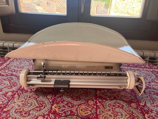 Báscula antigua pesa bebés