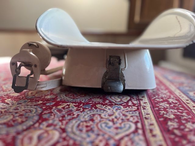 Báscula antigua pesa bebés