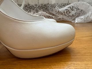 Zapatos de piel blancos de tacón