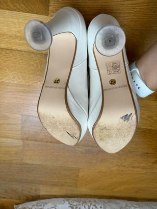 Zapatos de piel blancos de tacón