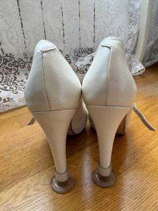 Zapatos de piel blancos de tacón