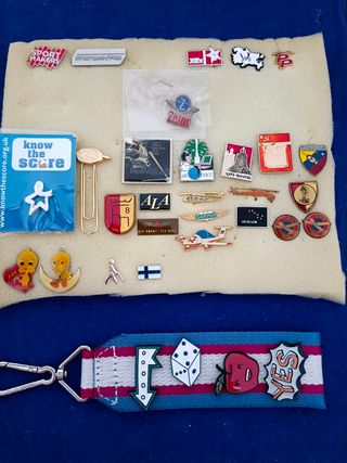 LOTE 32 PINS TEMATICA VARIADA