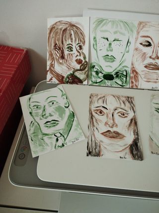 Volti anonimi dipinti a mano