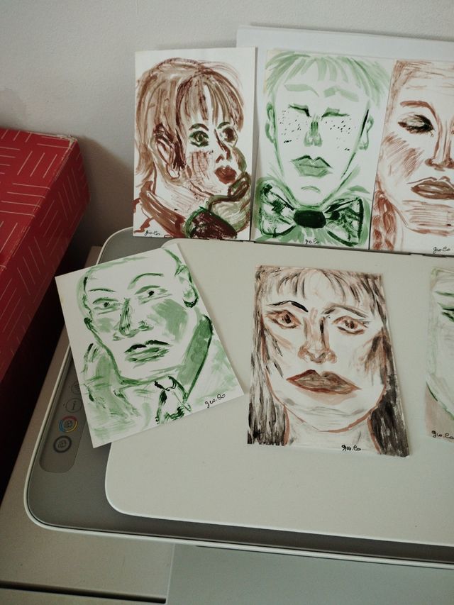 Volti anonimi dipinti a mano