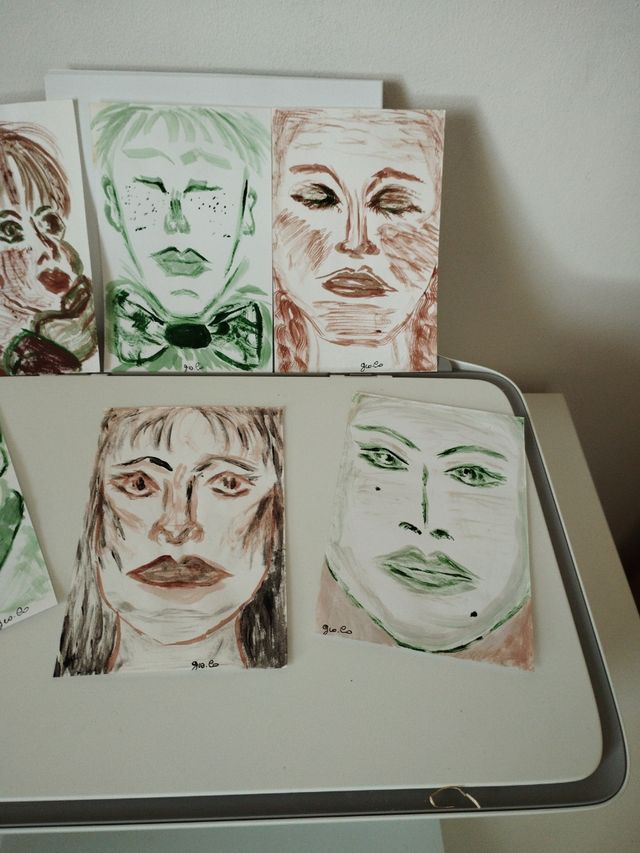 Volti anonimi dipinti a mano