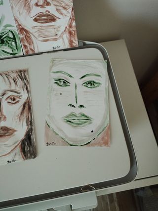 Volti anonimi dipinti a mano