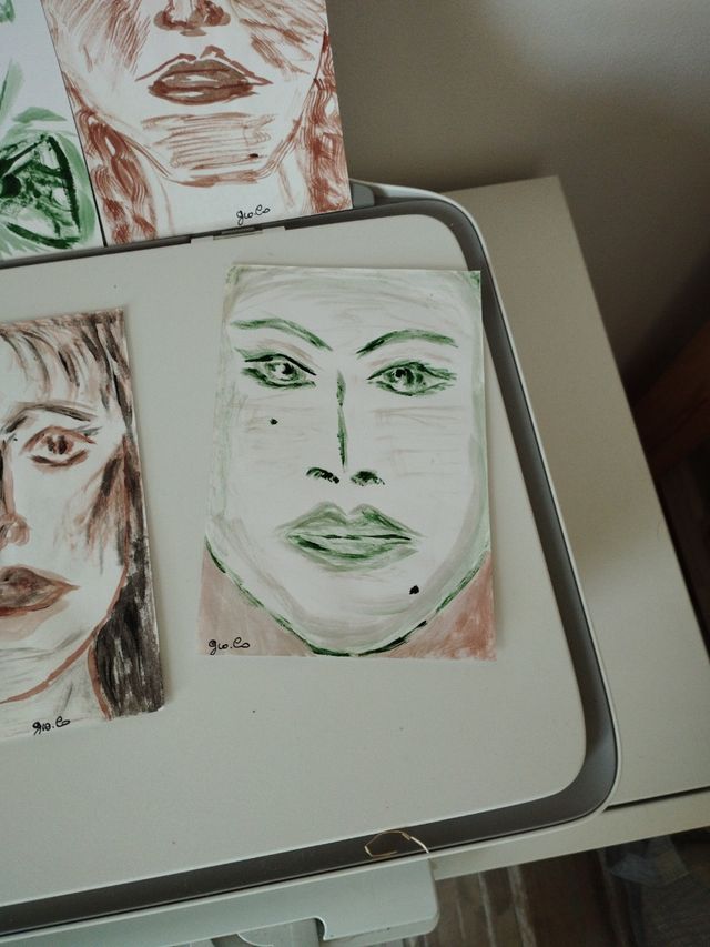 Volti anonimi dipinti a mano