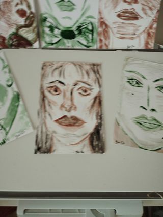 Volti anonimi dipinti a mano