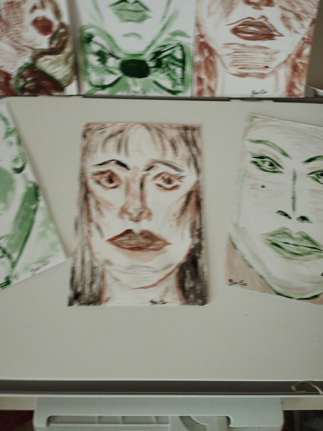 Volti anonimi dipinti a mano