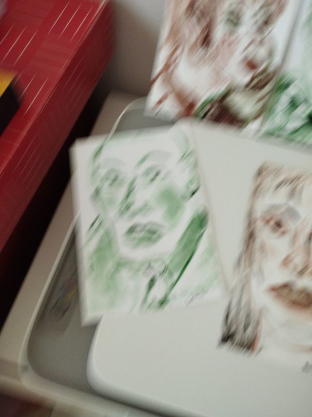 Volti anonimi dipinti a mano