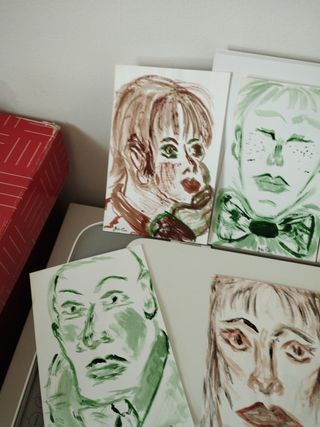 Volti anonimi dipinti a mano