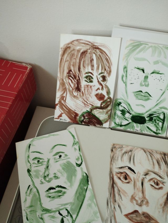 Volti anonimi dipinti a mano