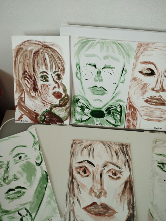 Volti anonimi dipinti a mano