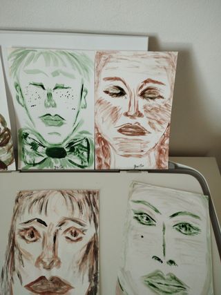 Volti anonimi dipinti a mano
