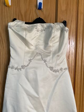 VESTIDO DE NOVIA MARFIL CON COLA TALLA 42/44