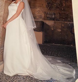 VESTIDO DE NOVIA MARFIL CON COLA TALLA 42/44