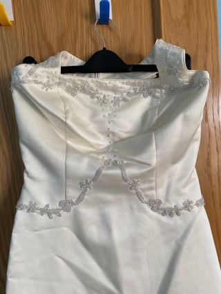 VESTIDO DE NOVIA MARFIL CON COLA TALLA 42/44