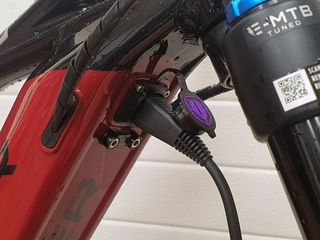 Tapa puerto de carga Mondraker Morado Mejorado