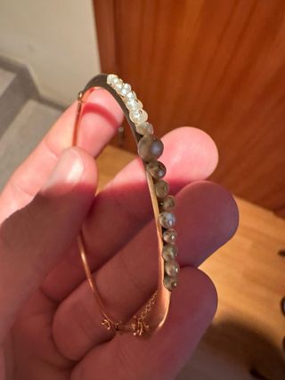 Brazalete oro y perlas naturales.