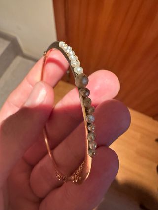 Brazalete oro y perlas naturales.