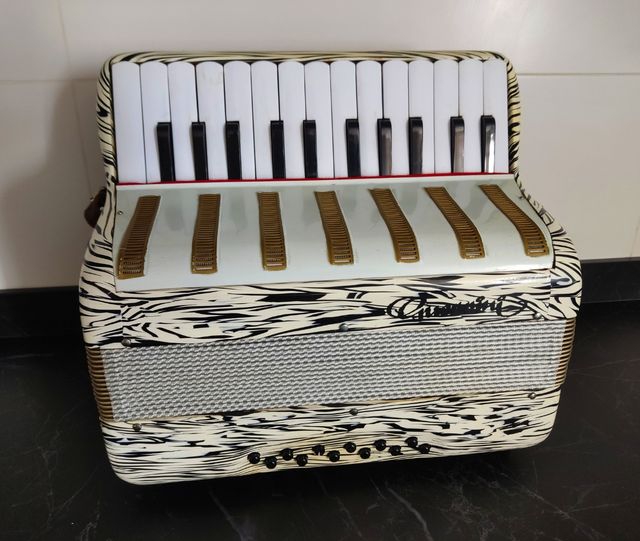 Acordeón Guerrini 12 bajos.