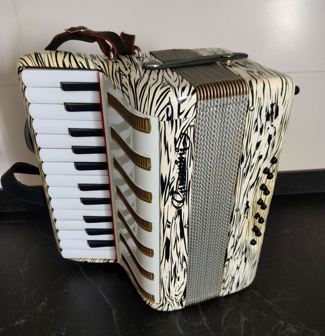 Acordeón Guerrini 12 bajos.