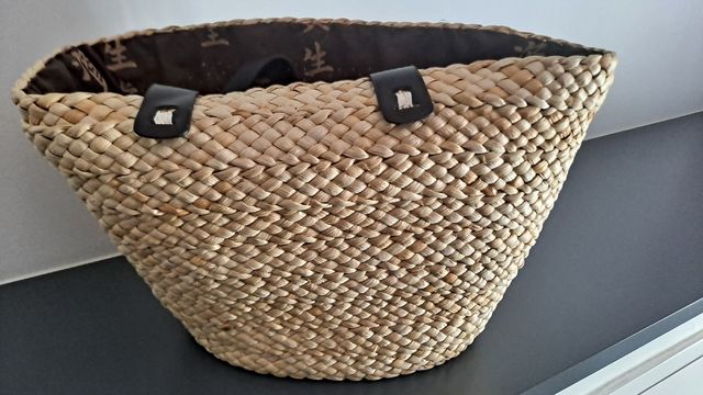 Capazo de mimbre. Shiseido