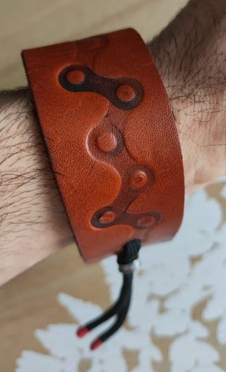 Pulsera artesanal en cuero 