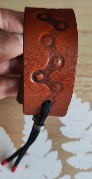 Pulsera artesanal en cuero 