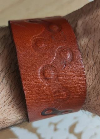 Pulsera artesanal en cuero 