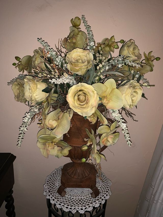 Jarron antiguo florero con flores artificiales