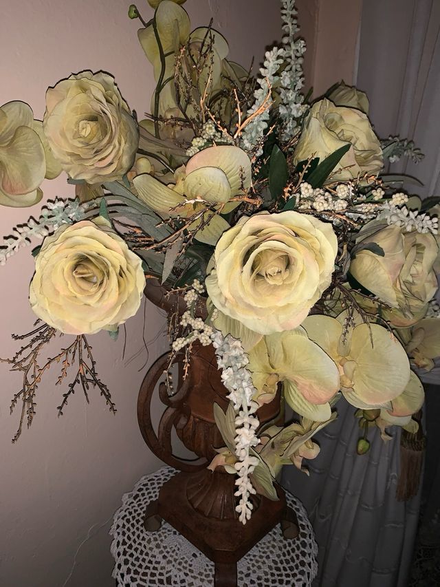 Jarron antiguo florero con flores artificiales