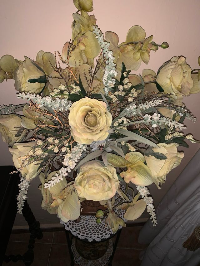 Jarron antiguo florero con flores artificiales