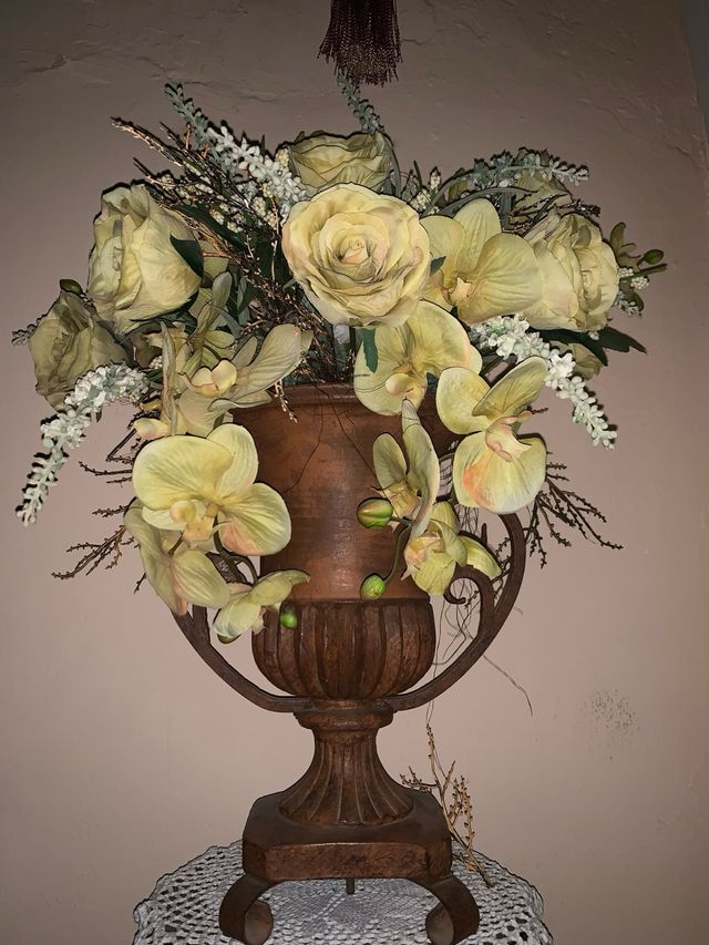 Jarron antiguo florero con flores artificiales