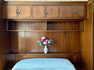 Mueble cabecero para dormitorio con cama