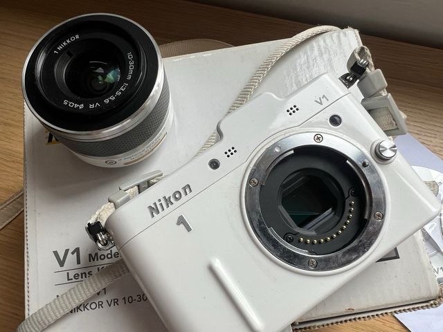 Nikon V1 Model Lens Kit