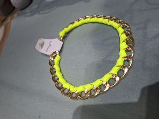 Collar dorado y amarillo flúor 