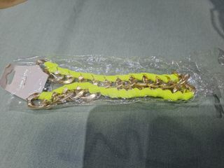 Collar dorado y amarillo flúor 