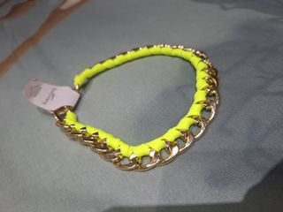 Collar dorado y amarillo flúor 