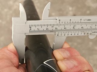 Tija de carbono y manillar de aluminio