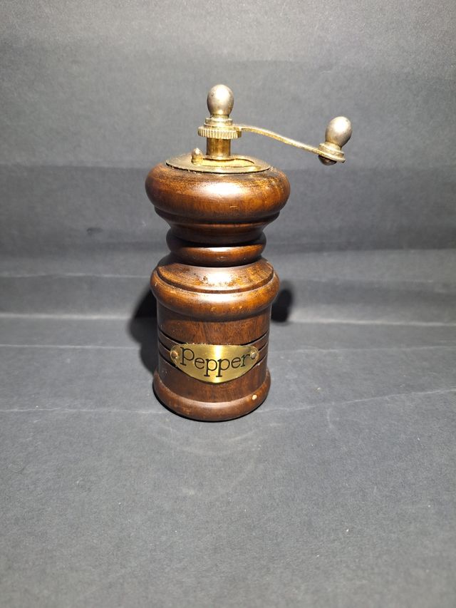 Antiguo molinillo de pimienta